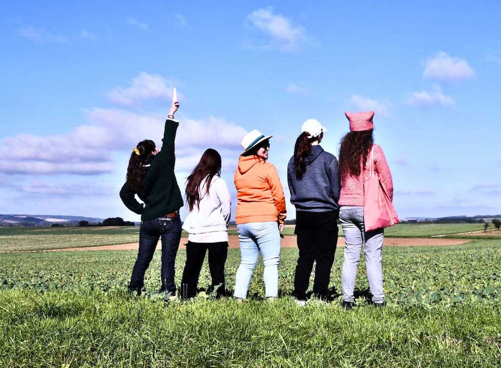Des filles libres qui font pipi dans la nature grâce à la marinette